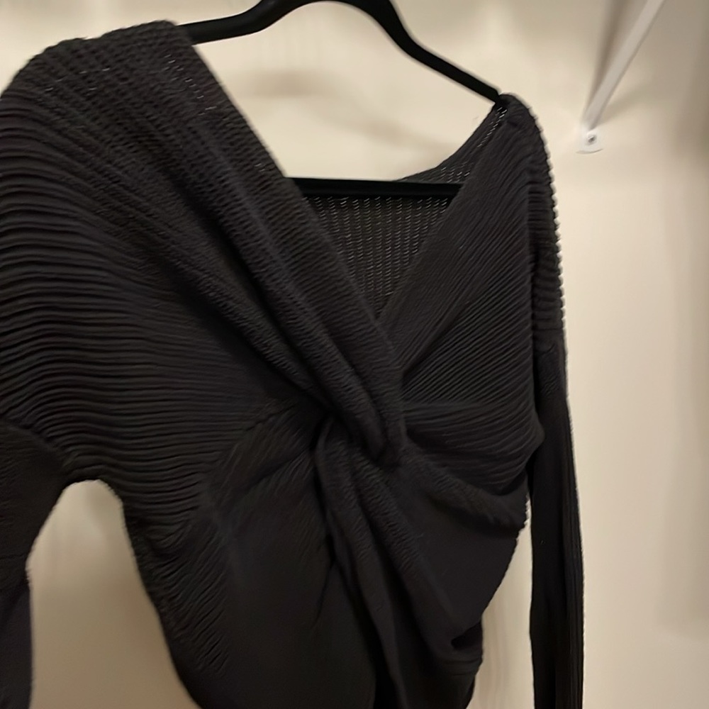 Loft twist back sweater- black